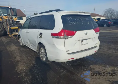 2011 Toyota Sienna Le z USA, uszkodzony, nr VIN 5TDJK3DC0BS016705